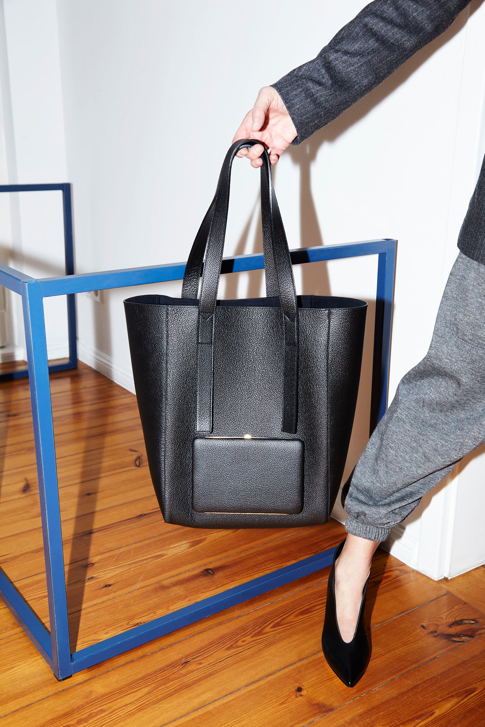 Seveny Black pebbled Gold – Lutz Morris